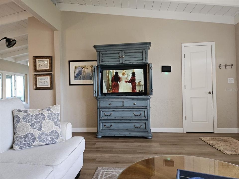 For Sale: $349,900 (2 beds, 1 baths, 1074 Square Feet)