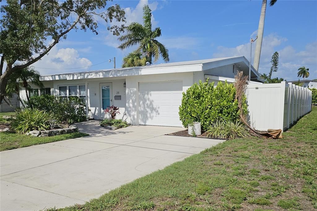 For Sale: $349,900 (2 beds, 1 baths, 1074 Square Feet)