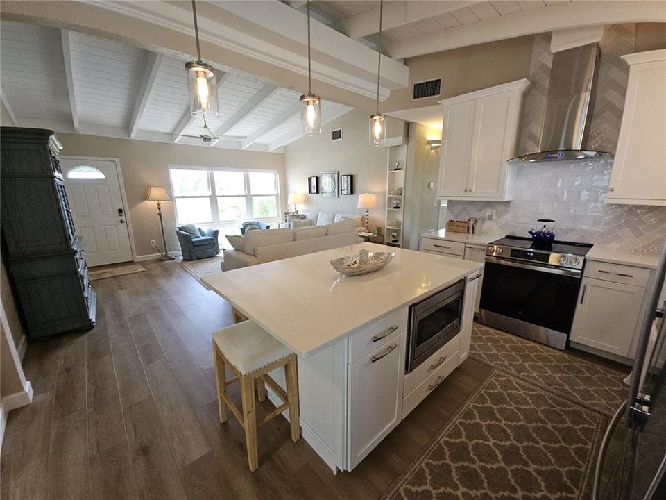 For Sale: $349,900 (2 beds, 1 baths, 1074 Square Feet)