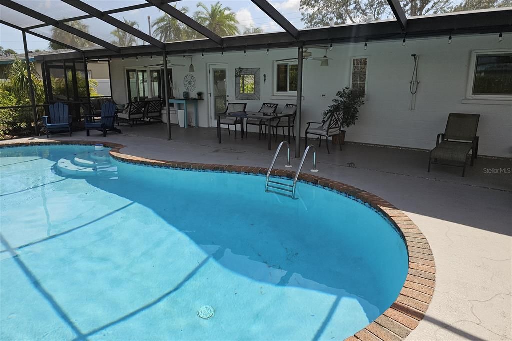 For Sale: $349,900 (2 beds, 1 baths, 1074 Square Feet)