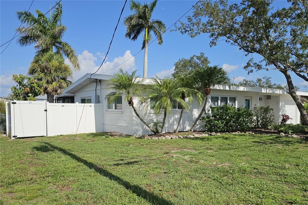 For Sale: $349,900 (2 beds, 1 baths, 1074 Square Feet)