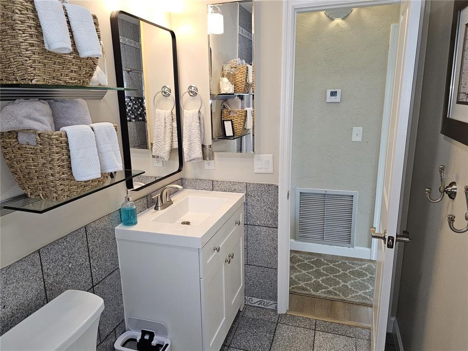 For Sale: $349,900 (2 beds, 1 baths, 1074 Square Feet)