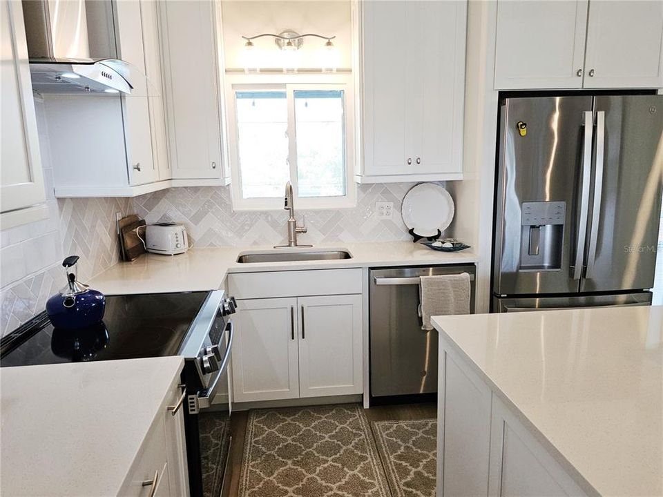 For Sale: $349,900 (2 beds, 1 baths, 1074 Square Feet)