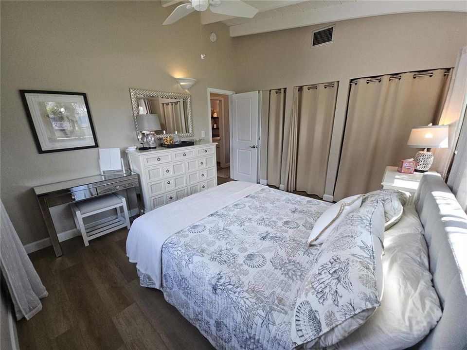 For Sale: $349,900 (2 beds, 1 baths, 1074 Square Feet)