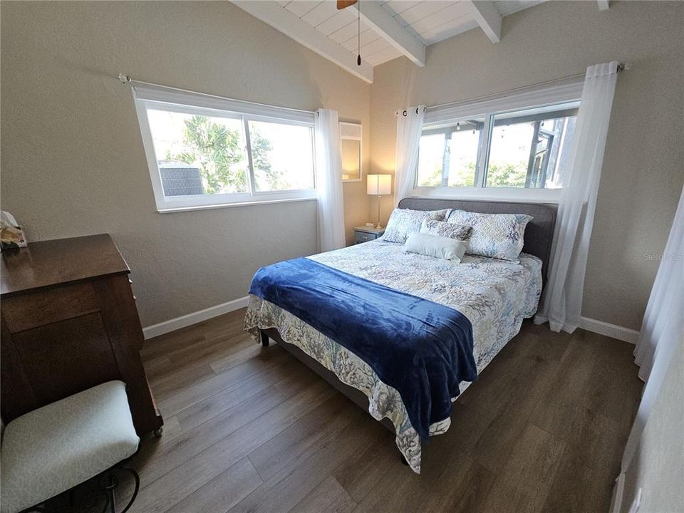 For Sale: $349,900 (2 beds, 1 baths, 1074 Square Feet)