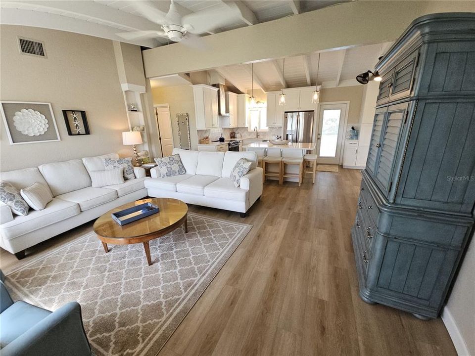 For Sale: $349,900 (2 beds, 1 baths, 1074 Square Feet)