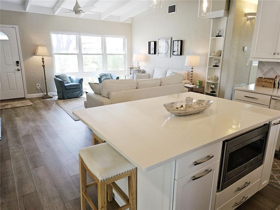 For Sale: $349,900 (2 beds, 1 baths, 1074 Square Feet)