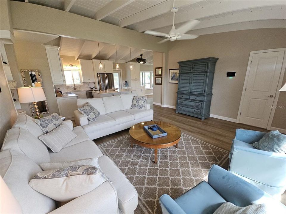 For Sale: $349,900 (2 beds, 1 baths, 1074 Square Feet)