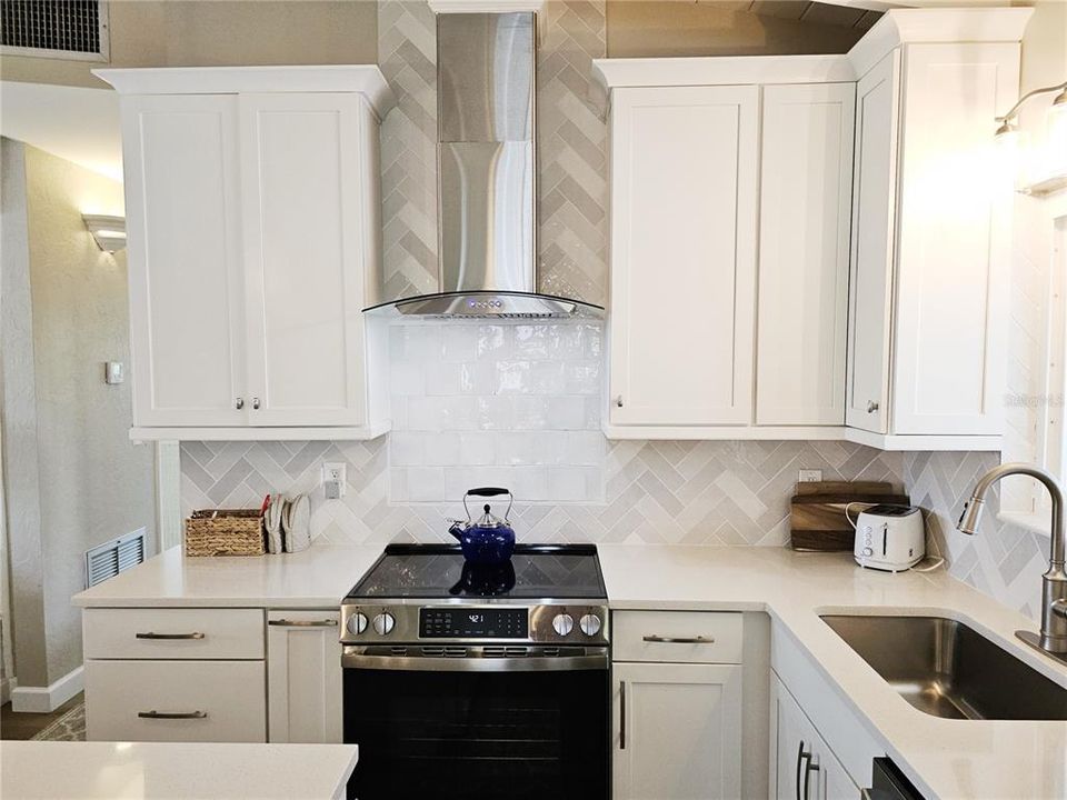 For Sale: $349,900 (2 beds, 1 baths, 1074 Square Feet)