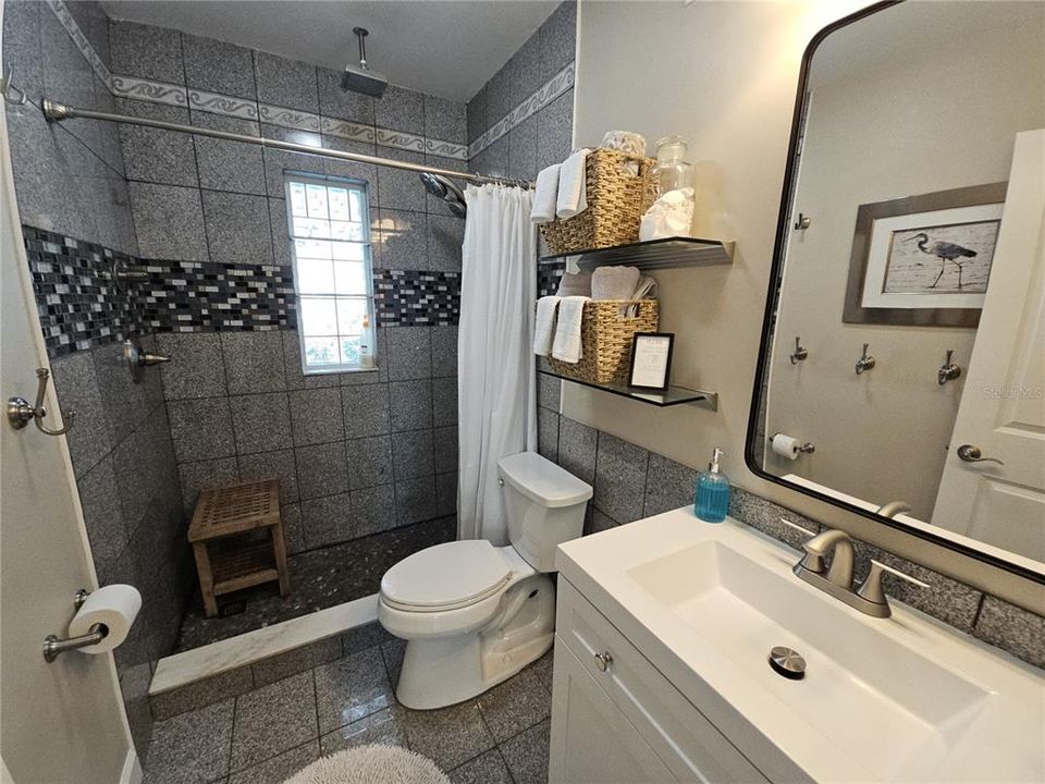 For Sale: $349,900 (2 beds, 1 baths, 1074 Square Feet)
