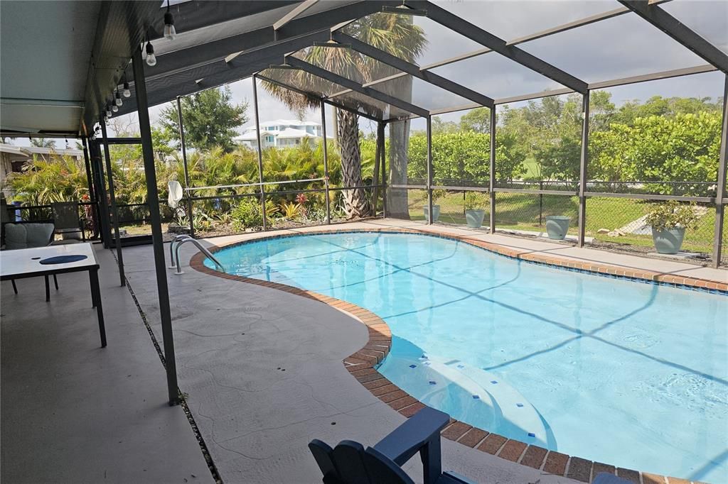 For Sale: $349,900 (2 beds, 1 baths, 1074 Square Feet)