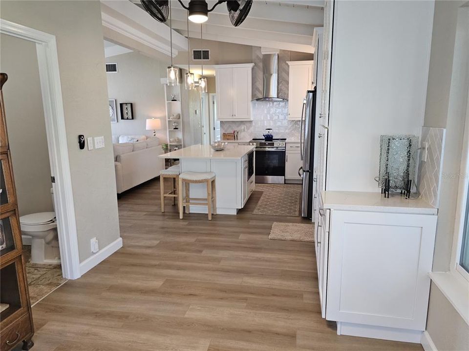 For Sale: $349,900 (2 beds, 1 baths, 1074 Square Feet)