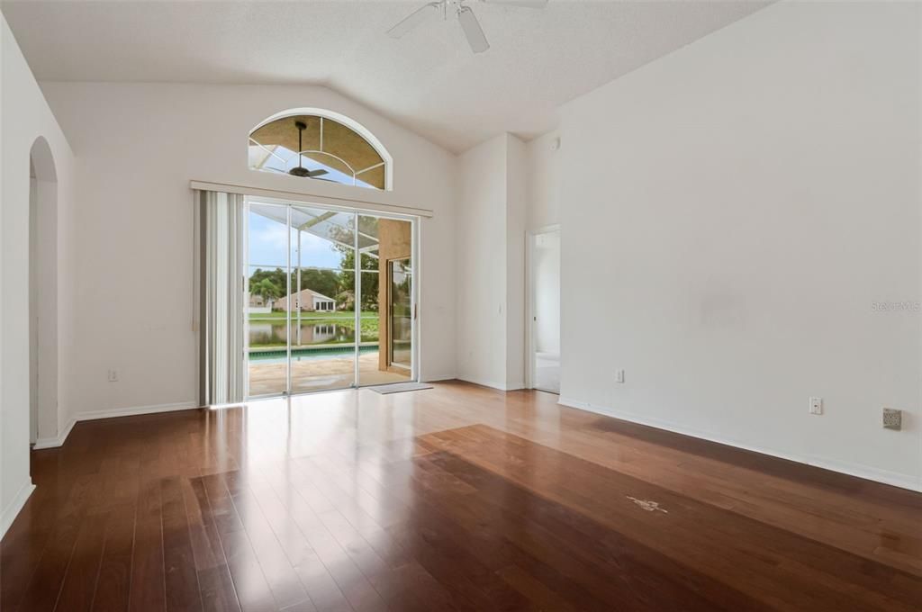 En Venta: $465,000 (4 camas, 3 baños, 1786 Pies cuadrados)