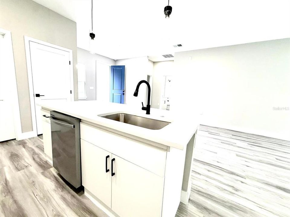 En Venta: $279,000 (4 camas, 2 baños, 1730 Pies cuadrados)