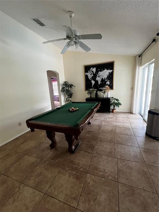 Activo con contrato: $389,900 (4 camas, 2 baños, 1787 Pies cuadrados)