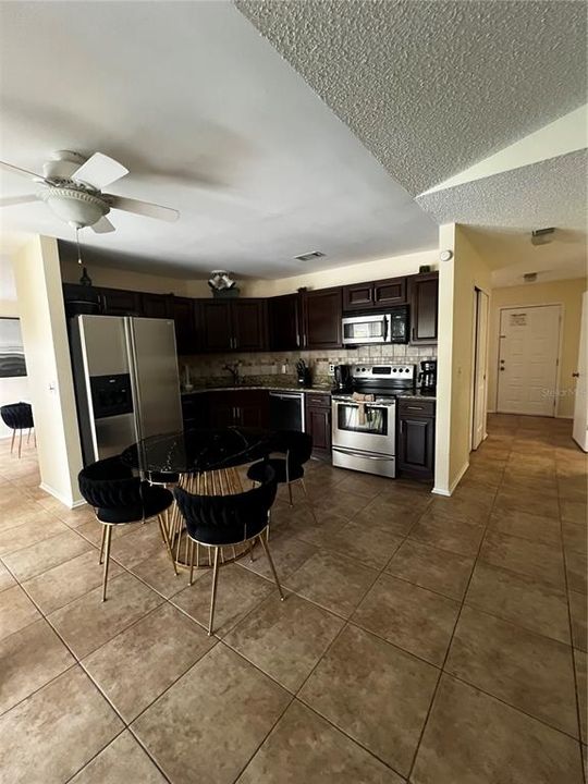Activo con contrato: $389,900 (4 camas, 2 baños, 1787 Pies cuadrados)