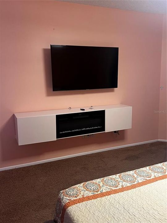 Activo con contrato: $389,900 (4 camas, 2 baños, 1787 Pies cuadrados)