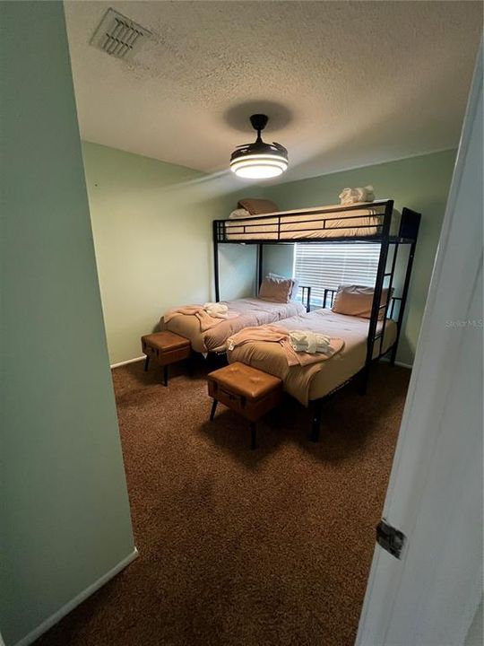 Activo con contrato: $389,900 (4 camas, 2 baños, 1787 Pies cuadrados)