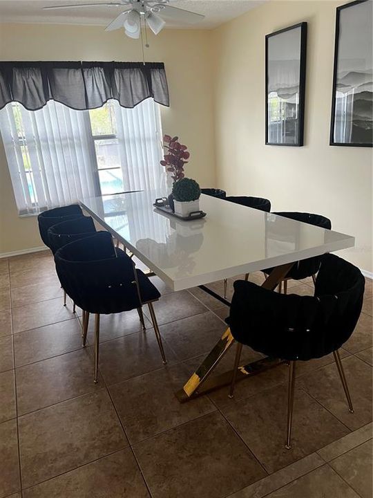 Activo con contrato: $389,900 (4 camas, 2 baños, 1787 Pies cuadrados)