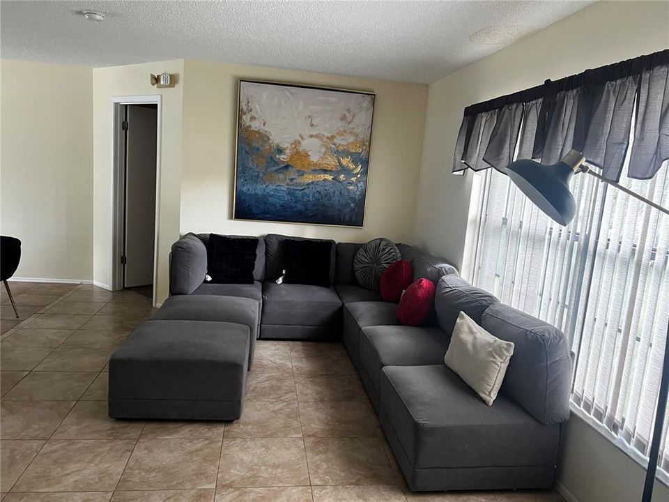 Activo con contrato: $389,900 (4 camas, 2 baños, 1787 Pies cuadrados)