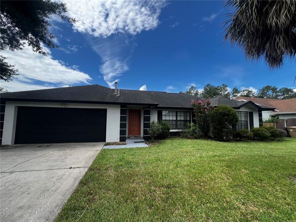 Activo con contrato: $389,900 (4 camas, 2 baños, 1787 Pies cuadrados)