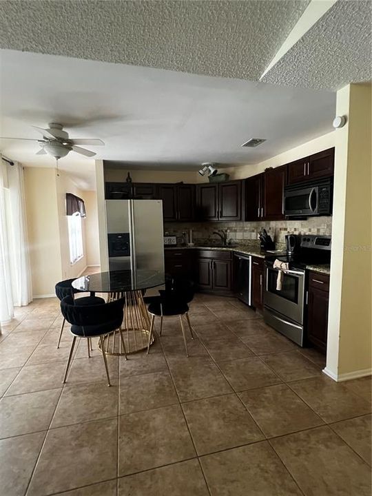 Activo con contrato: $389,900 (4 camas, 2 baños, 1787 Pies cuadrados)