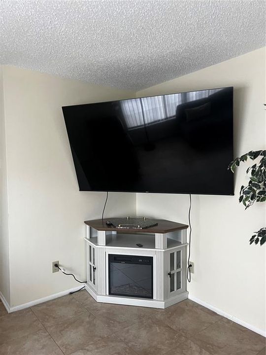 Activo con contrato: $389,900 (4 camas, 2 baños, 1787 Pies cuadrados)