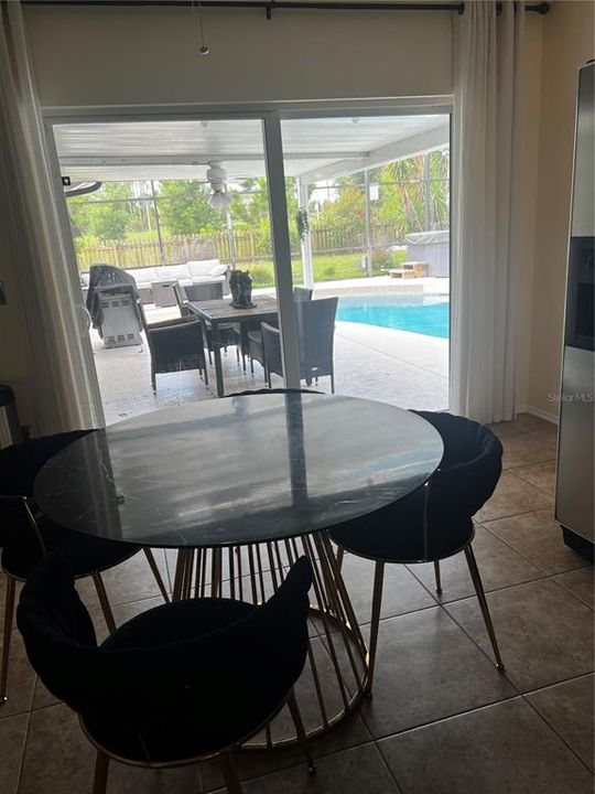 Activo con contrato: $389,900 (4 camas, 2 baños, 1787 Pies cuadrados)
