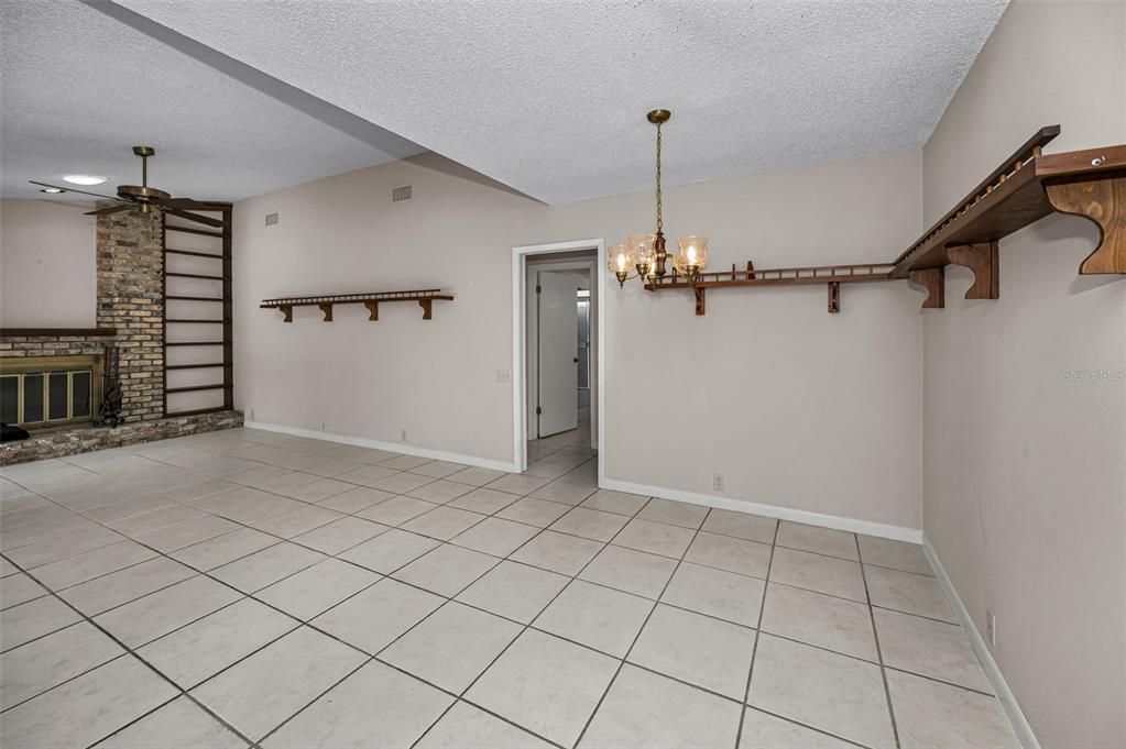 Activo con contrato: $320,000 (3 camas, 2 baños, 1820 Pies cuadrados)