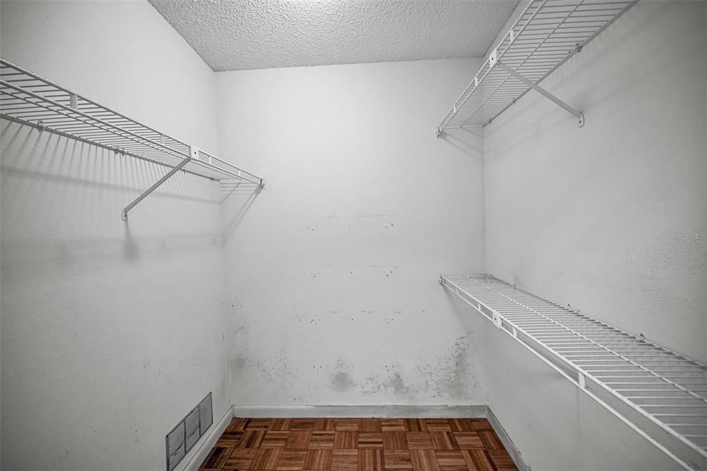 Activo con contrato: $320,000 (3 camas, 2 baños, 1820 Pies cuadrados)