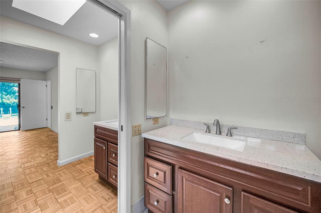 Activo con contrato: $320,000 (3 camas, 2 baños, 1820 Pies cuadrados)