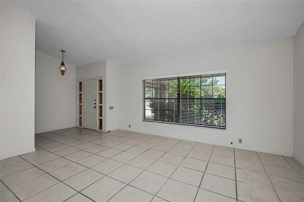 Activo con contrato: $320,000 (3 camas, 2 baños, 1820 Pies cuadrados)
