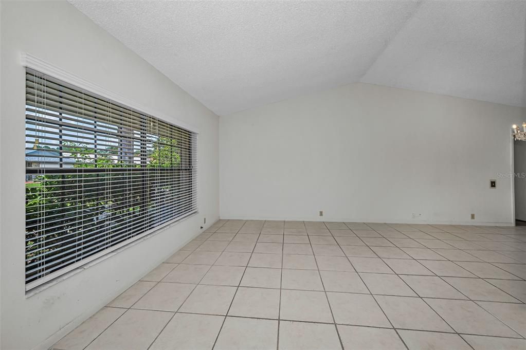 Activo con contrato: $320,000 (3 camas, 2 baños, 1820 Pies cuadrados)