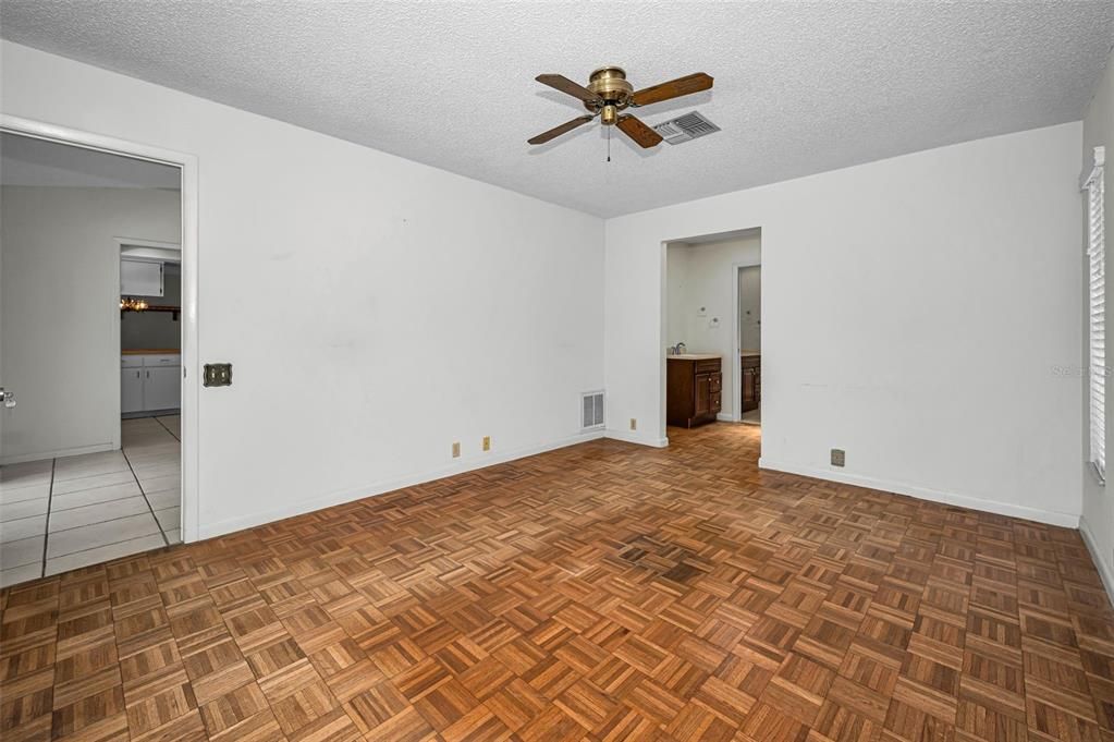 Activo con contrato: $320,000 (3 camas, 2 baños, 1820 Pies cuadrados)