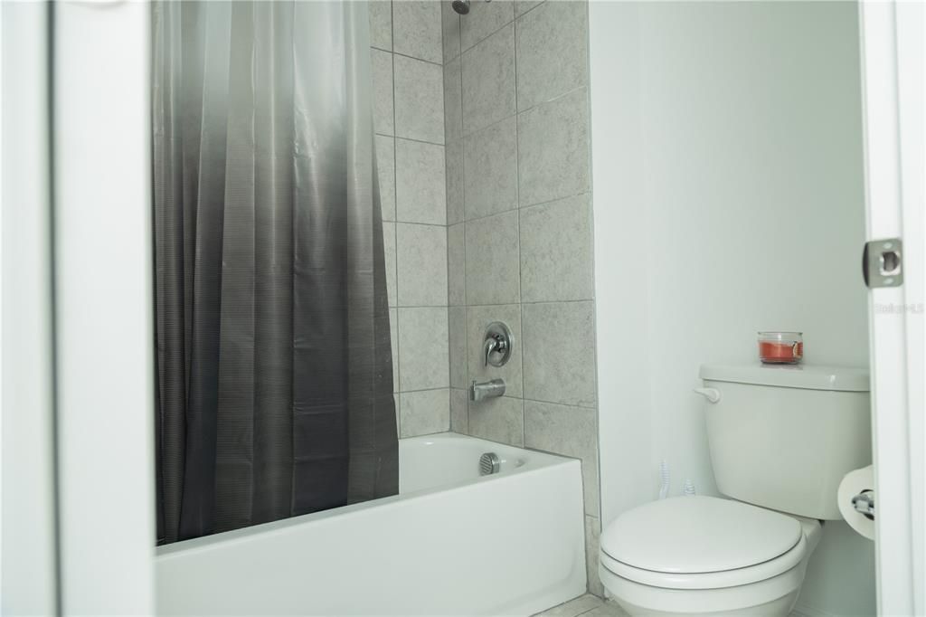 На продажу: $330,000 (4 спален, 3 ванн, 2001 Квадратных фут)