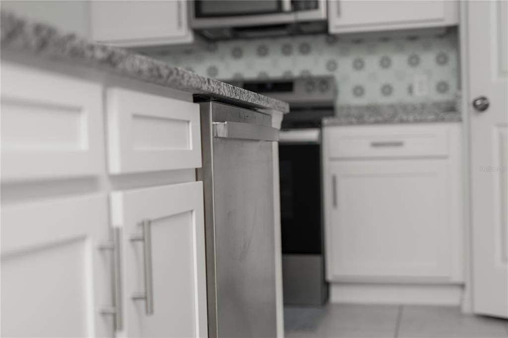 На продажу: $330,000 (4 спален, 3 ванн, 2001 Квадратных фут)