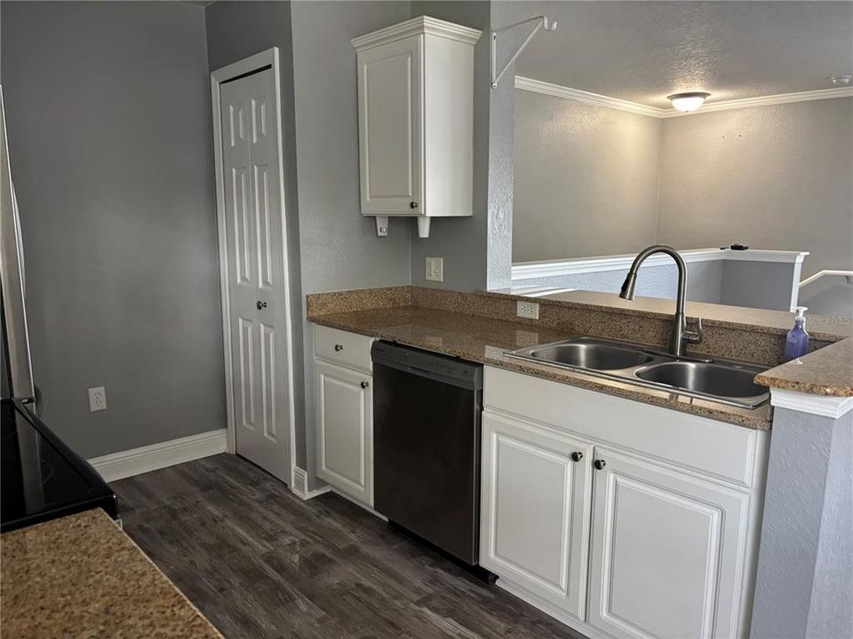 For Rent: $1,850 (2 beds, 1 baths, 966 Square Feet)