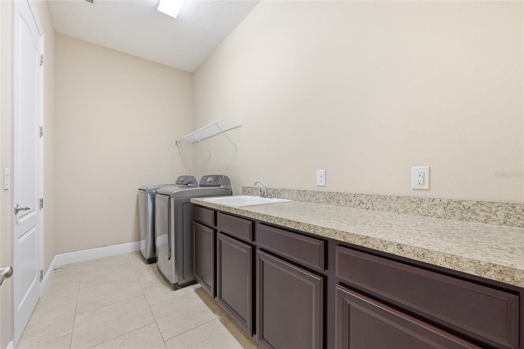 For Sale: $1,350,000 (5 beds, 6 baths, 4656 Square Feet)