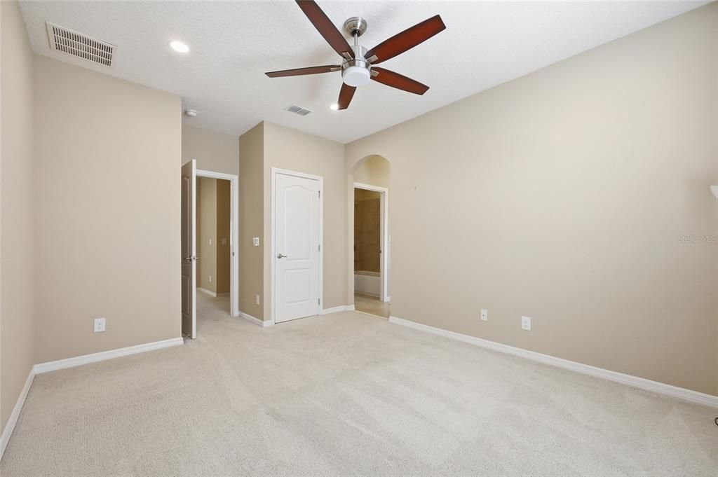 For Sale: $1,350,000 (5 beds, 6 baths, 4656 Square Feet)