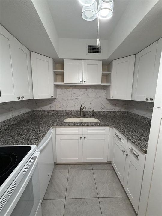 На продажу: $71,900 (2 спален, 2 ванн, 919 Квадратных фут)