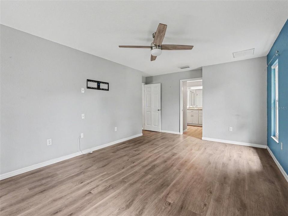 En Venta: $440,000 (4 camas, 2 baños, 1997 Pies cuadrados)