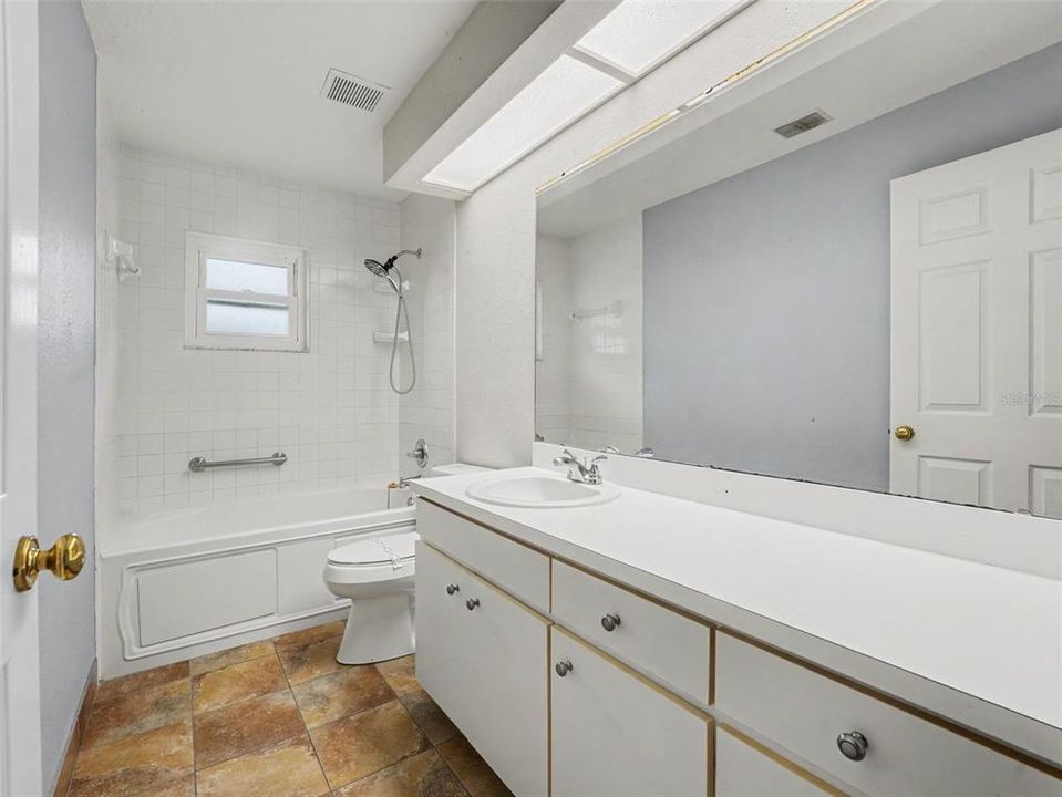 En Venta: $440,000 (4 camas, 2 baños, 1997 Pies cuadrados)