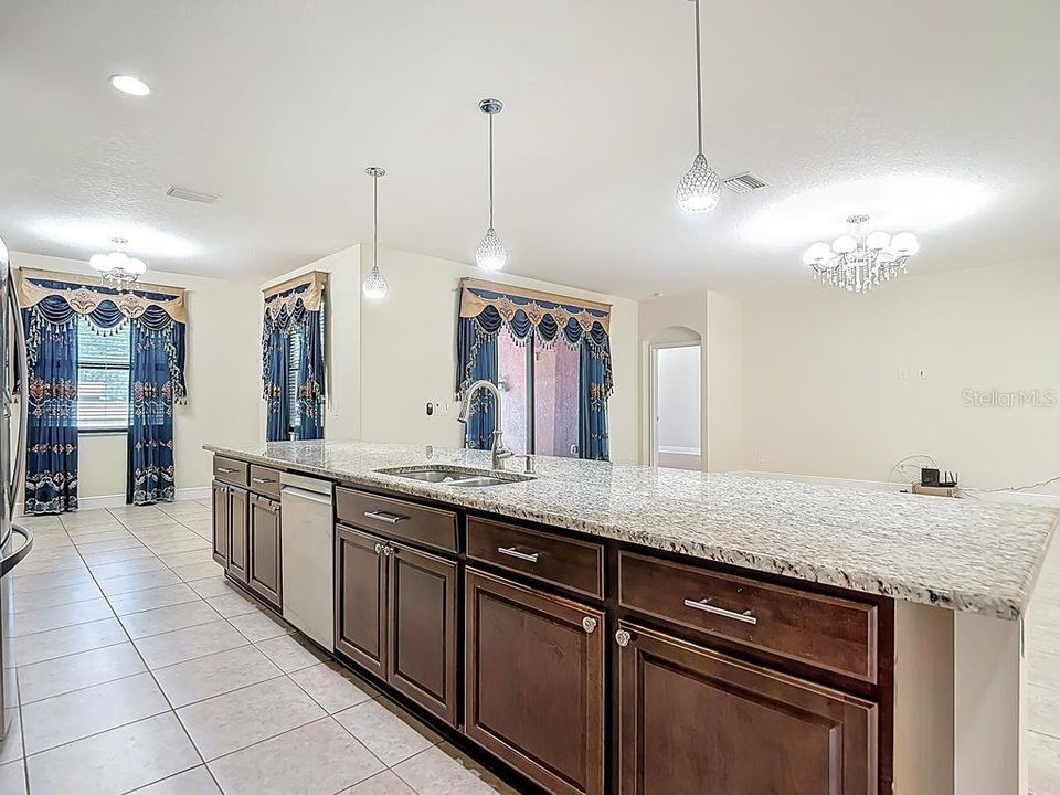 En Venta: $578,900 (5 camas, 3 baños, 2584 Pies cuadrados)