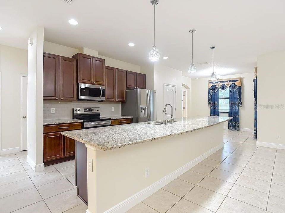 En Venta: $578,900 (5 camas, 3 baños, 2584 Pies cuadrados)