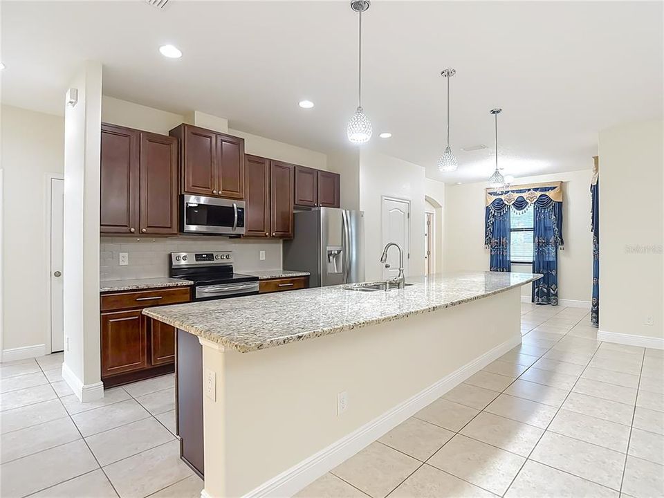 En Venta: $578,900 (5 camas, 3 baños, 2584 Pies cuadrados)