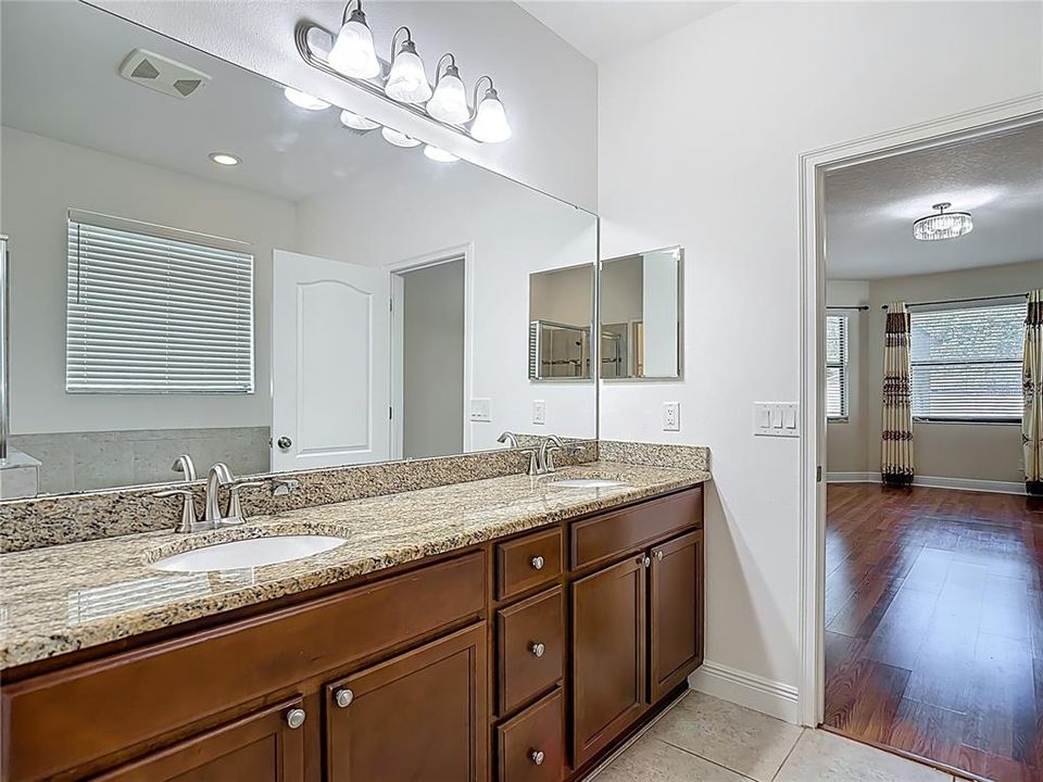 En Venta: $578,900 (5 camas, 3 baños, 2584 Pies cuadrados)