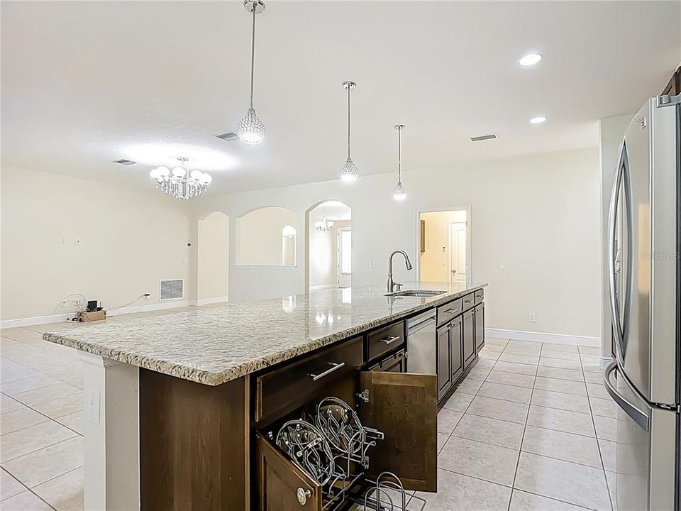 En Venta: $578,900 (5 camas, 3 baños, 2584 Pies cuadrados)