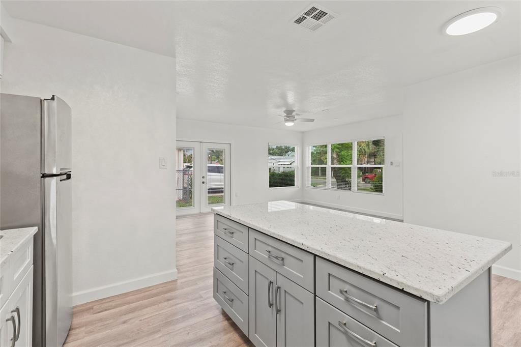 En Venta: $389,900 (4 camas, 2 baños, 1296 Pies cuadrados)