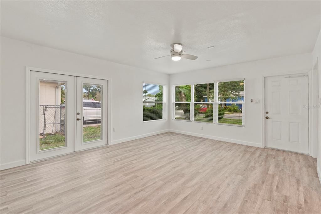 En Venta: $389,900 (4 camas, 2 baños, 1296 Pies cuadrados)
