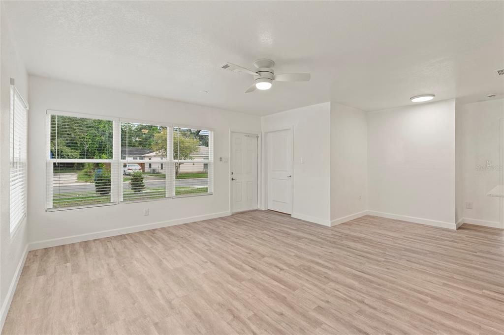 En Venta: $389,900 (4 camas, 2 baños, 1296 Pies cuadrados)